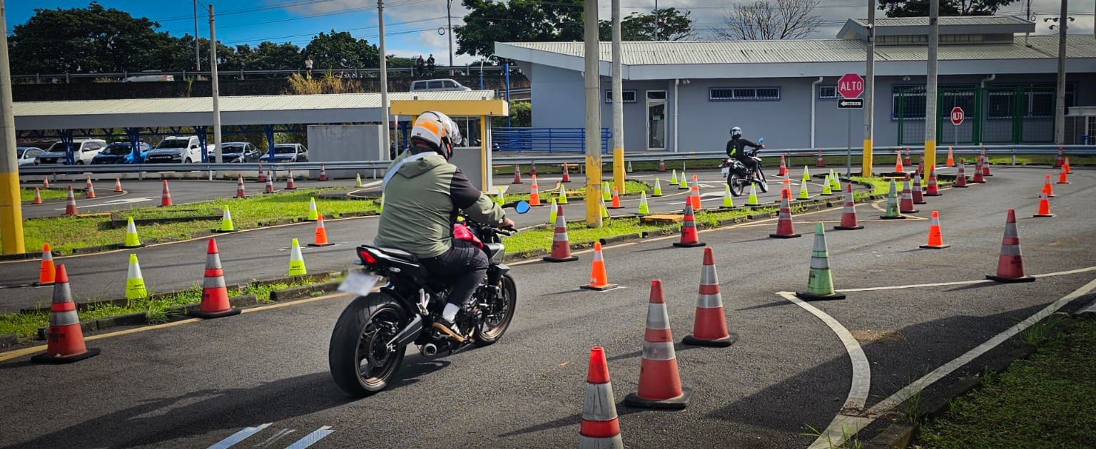 Fotografía que muestra a un motociclista aplicando la prueba práctica de manejo