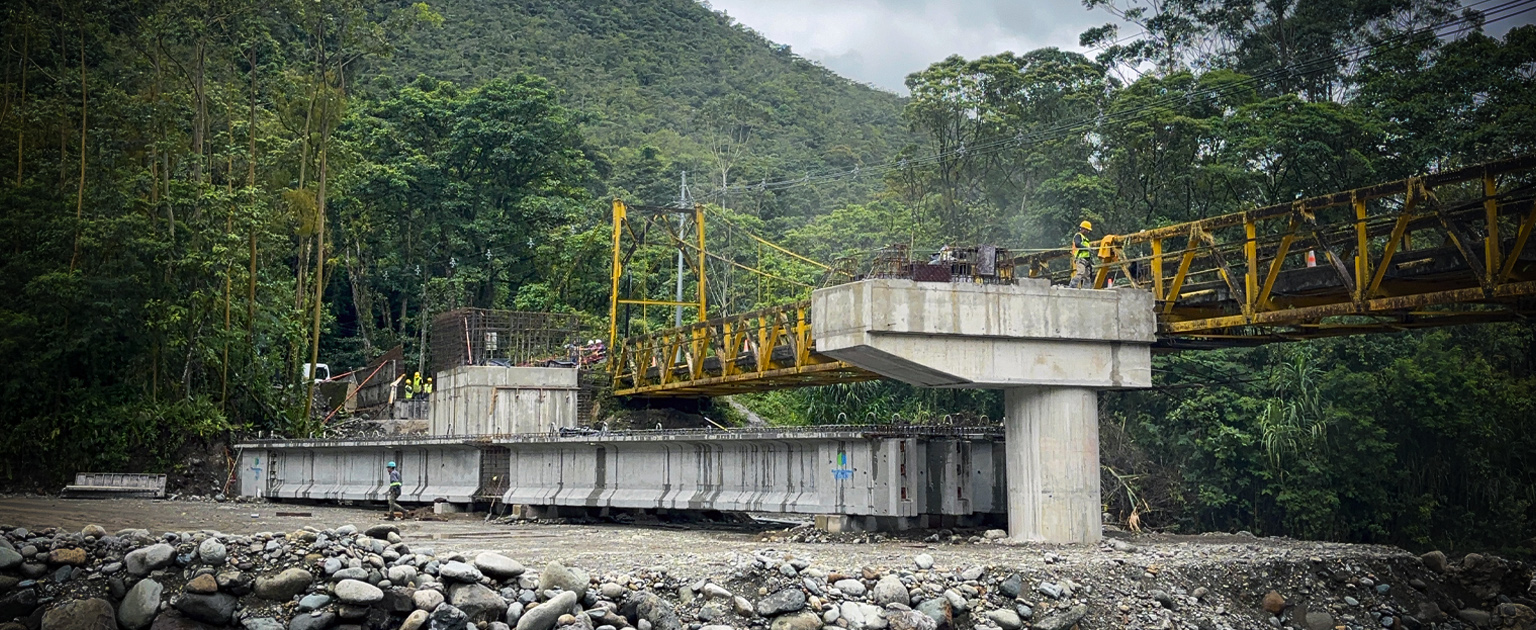 Fotografía que muestra parte de la nueva estructura que se construye sobre el río Tapantí