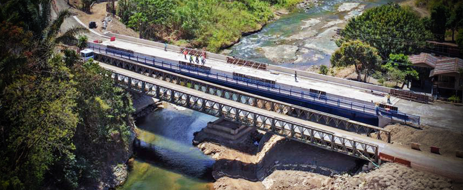 Fotografía aérea que muestra el puente sobre el río Pacuar