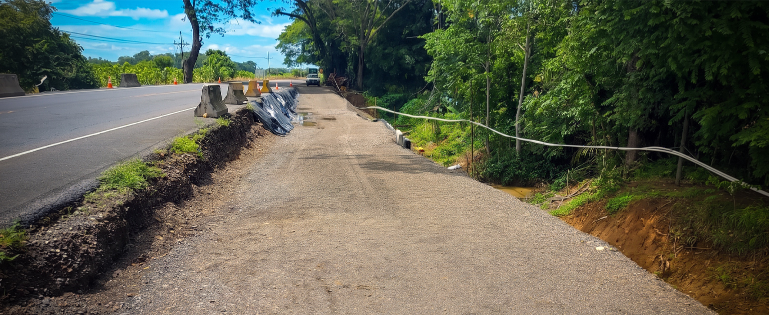 Fotografía que muestra parte de las obras que se realizan por la construcción del puente sobre el río Parrita