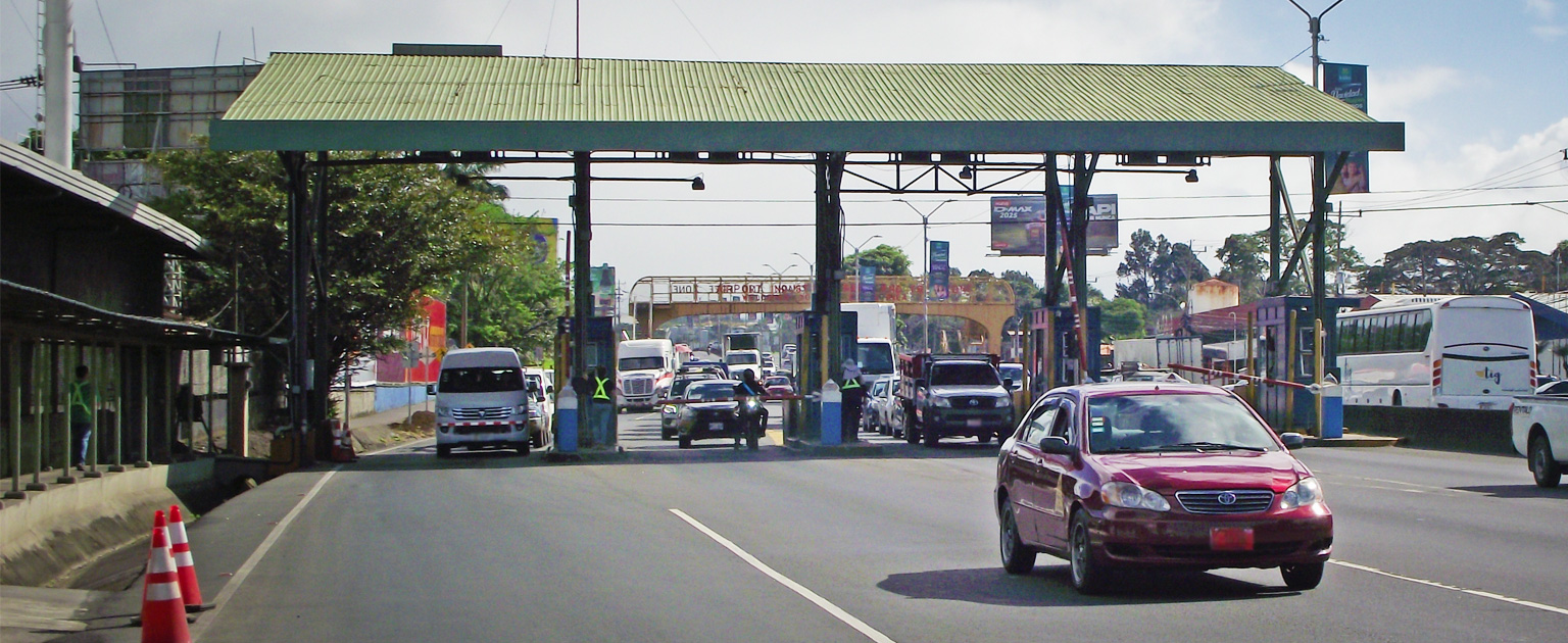 Fotografía que muestra a un grupo de persona en un aula aplicando el examen teórico para sordos