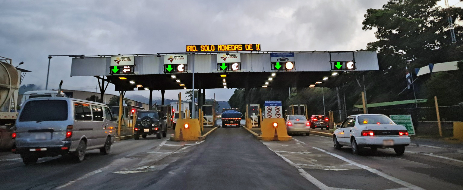 Fotografía que muestra una estación de peaje
