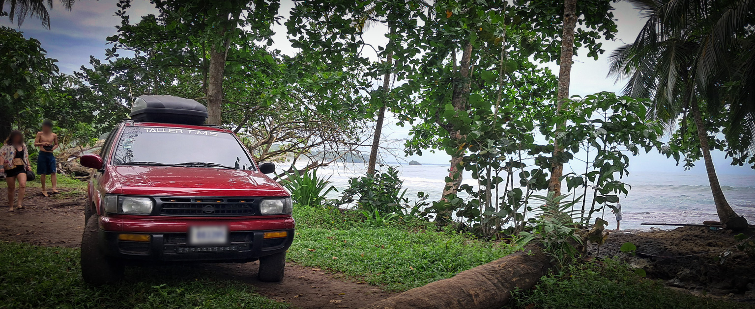 Fotografía que muestra un vehículo en las cercanías a una playa