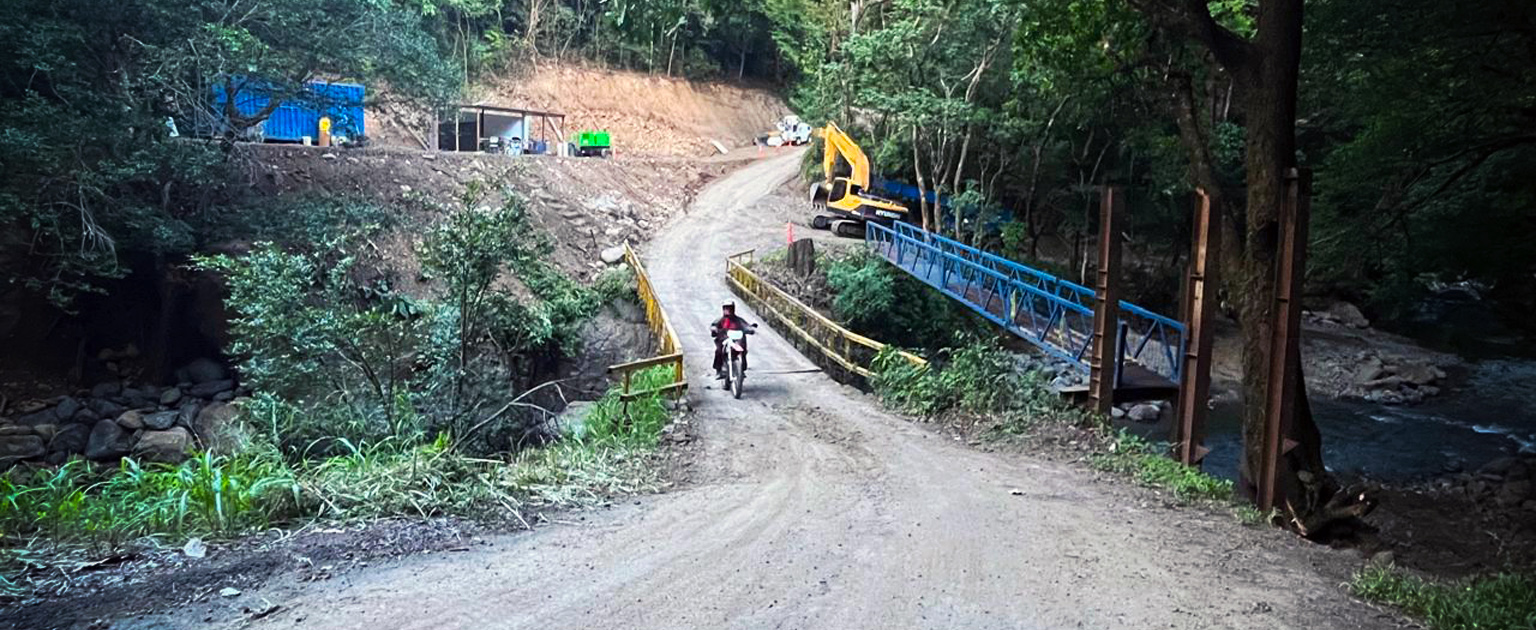 Puente Barranquilla con obras de mejoramiento y maquinaria de construcción en sus accesos.
