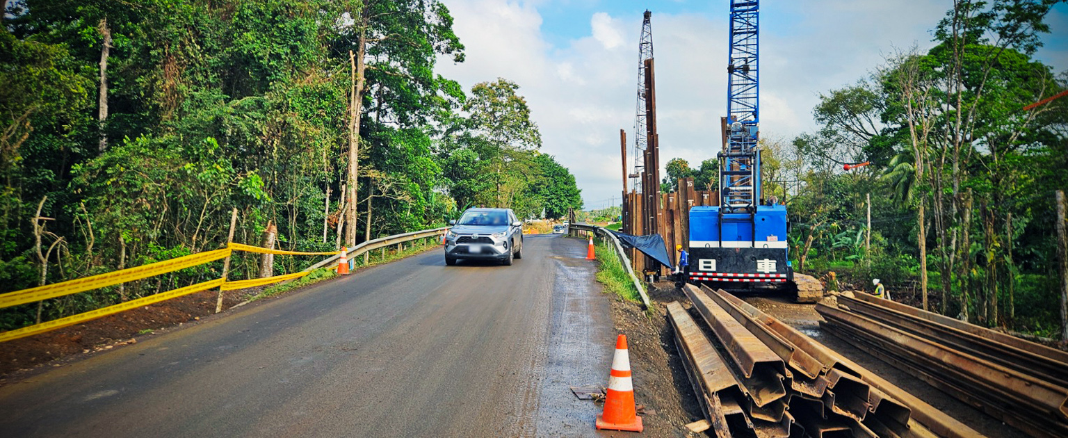 Fotografía que muestra parte de la construcción del puente