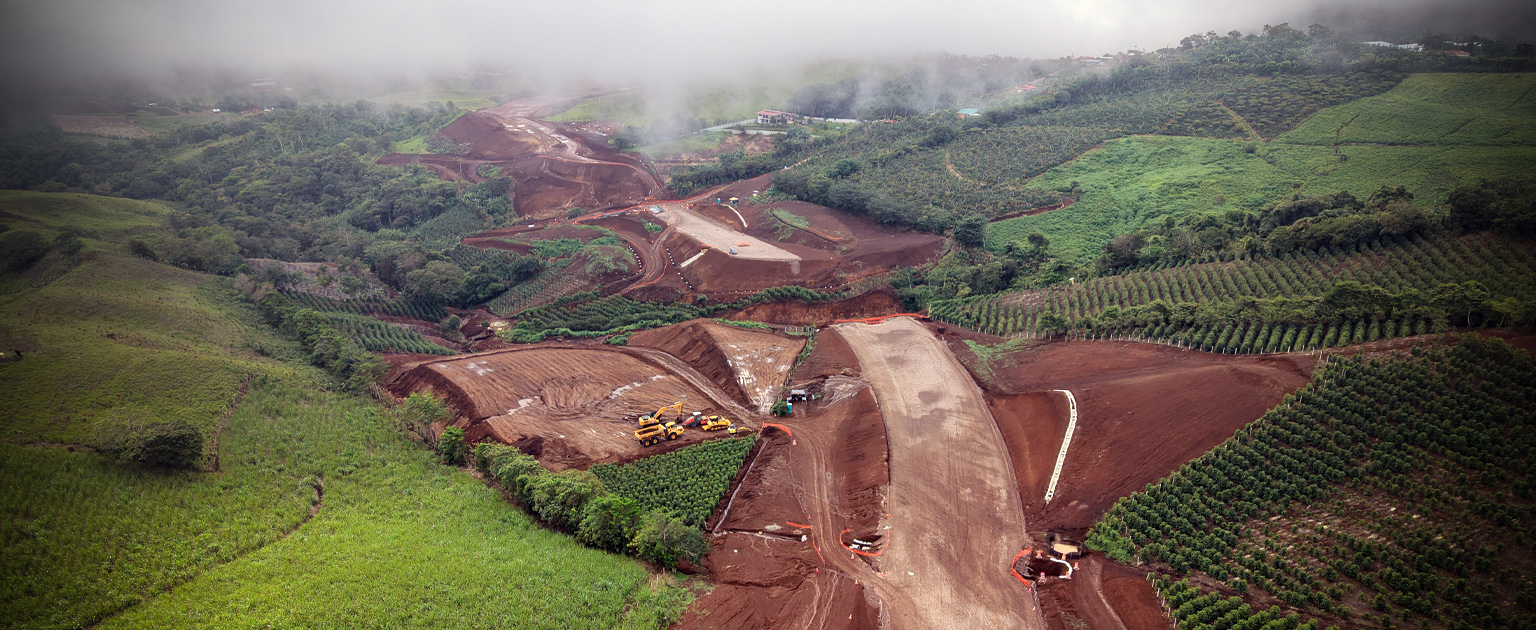Fotografía aérea que muestra parte de las obras constructivas de la Punta Sur, carretera hacia San Carlos