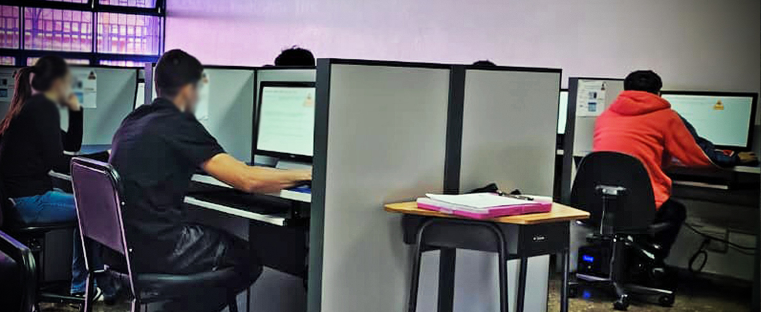 Fotografía que muestra a un grupo de personas aplicando la prueba teórica