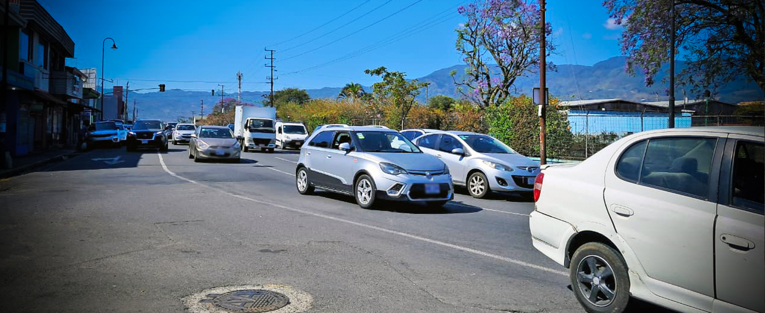 Fotografía que muestra un vía donde aplica la restricción con vehículos circulando