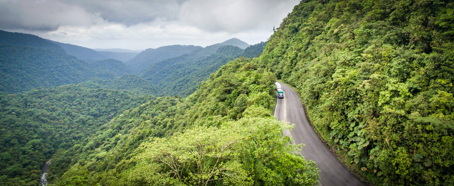Fotografía aérea que muestra parte de la ruta 32 entre las montañas