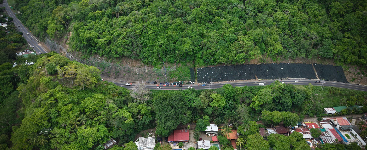 Fotografía aérea que muestra parte de los muros que se construyen en el sector de Caletas