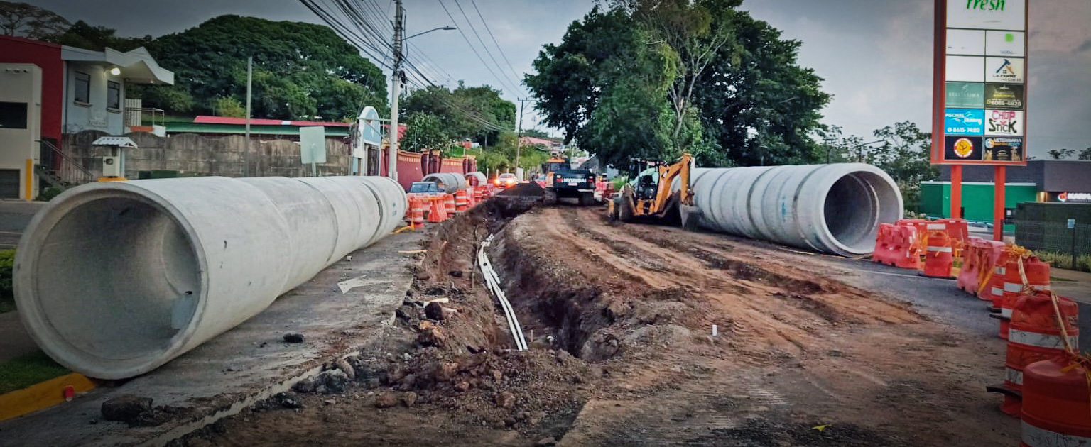 Fotografía ilustrativa que muestra excavaciones en una ruta para colocar tubería