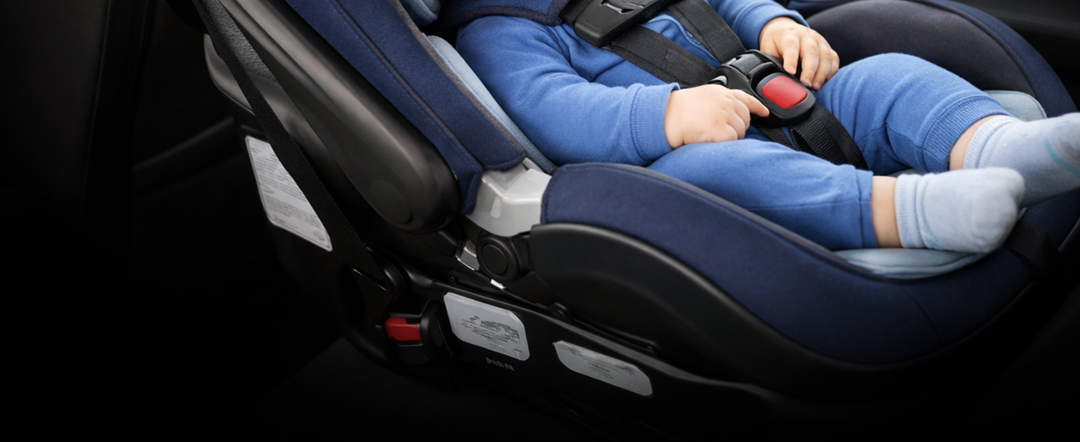 Fotografía generada por inteligencia artificial que muestra un bebé correctamente sujeto a al dispositivo de retención