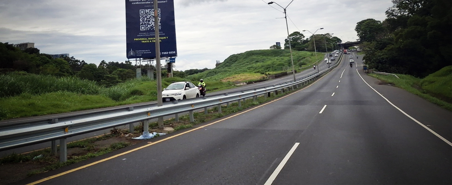 Fotografía que muestra parte del corredor vial San José-San Ramón a la altura del Hotel San José Palacios