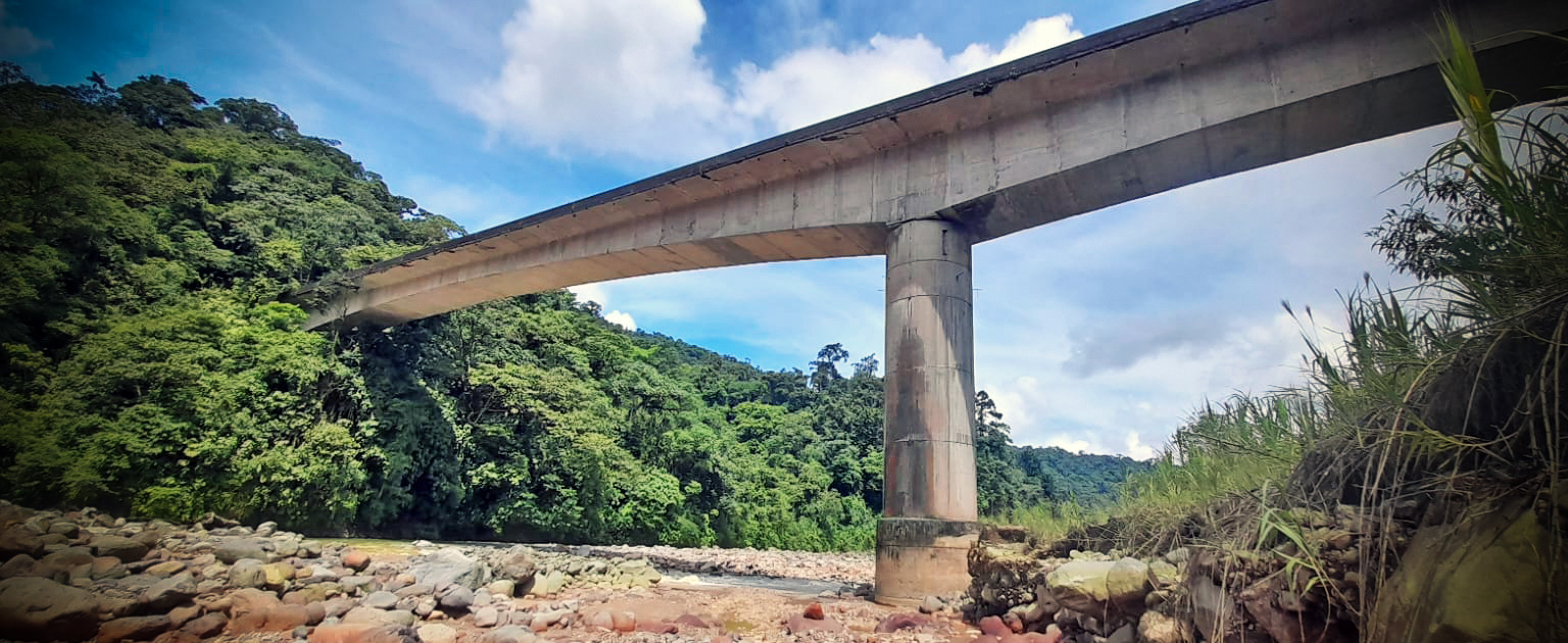 Fotografía que muestra el actual puente sobre el río Sucio desde un costado
