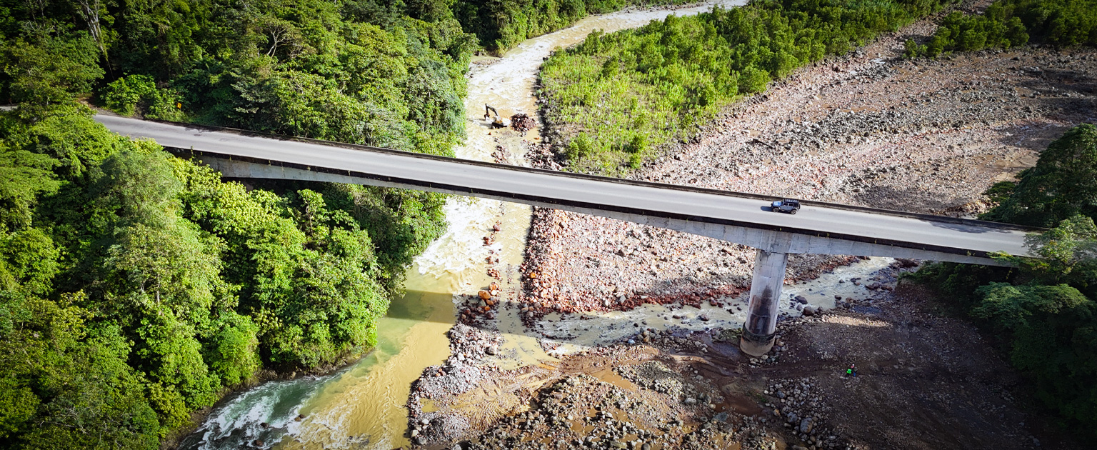Fotografía aérea que muestra el puente sobre el río Sucio