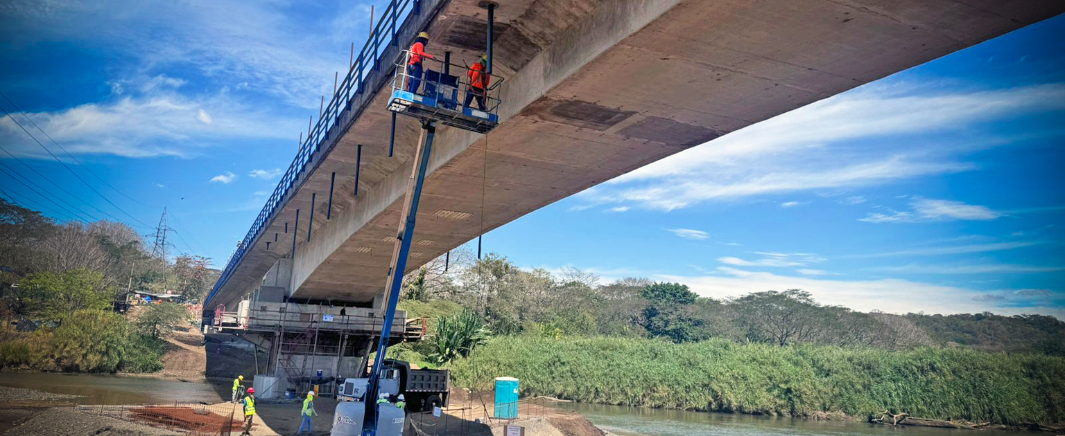 Fotografía que muestra parte de los trabajos que se están realizando en el puente