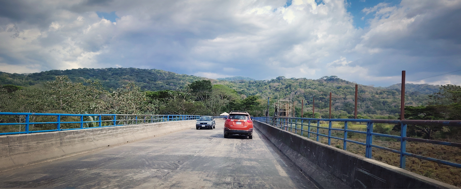 Fotografía que muestra la superficie de ruedo del puente y vehículos circulando