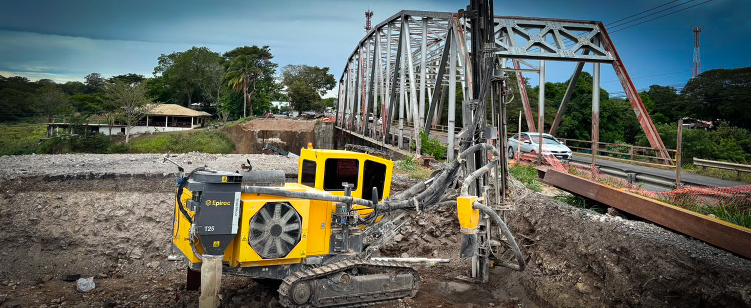 Fotografía que muestra parte de las obras que se realizan en el puente Tempisque