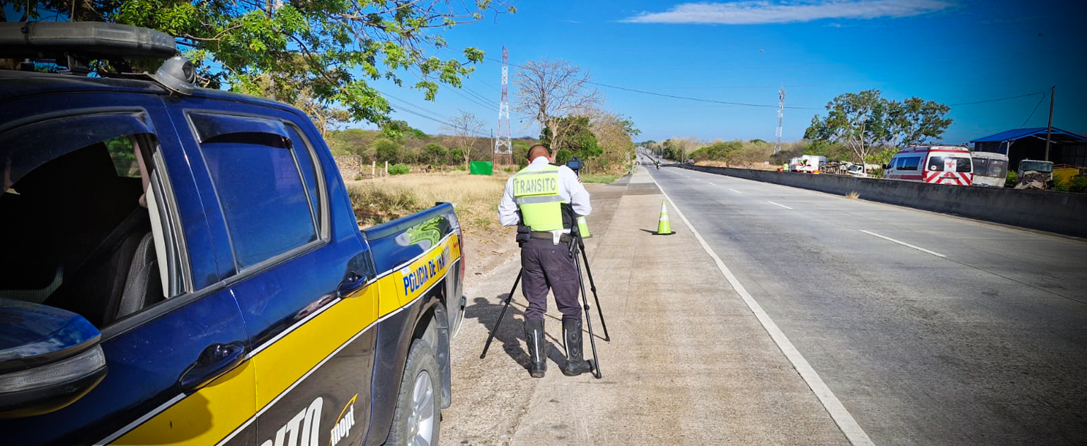 Fotografía que muestra a un oficial en ruta midiendo velocidad
